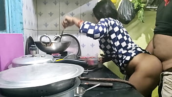 गांव से आई भोली नौकरानी को कुछ पता नहीं था, मालिक ने उसका बेजुबानी से फायदा उठाकर उसे जबरदस्ती चोद डाला