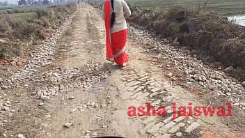 गांव की अकेली आंटी को पटाकर गाड़ी में जोरदार चोदा