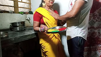 होली के रंग में डूबी भाभी को किचन स्टैंड पर ज़ोरदार चोदाई