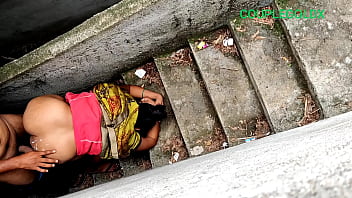 भाभी की गर्मी से भरी रात में छत पर जमकर चोदाई