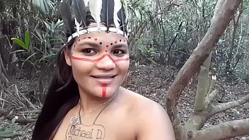 Fogosa Tigresa Vip Se Veste De índia E Tenta Enganar O Lenhador, Mas Ele Surpreende E Mete No Rabo Dela Sem Dó