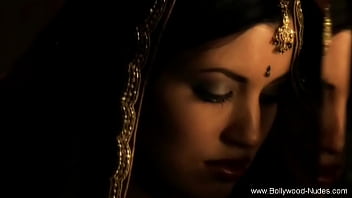 Sensual Indian Dancer’s Erotic Movements Ignite Raw Passion