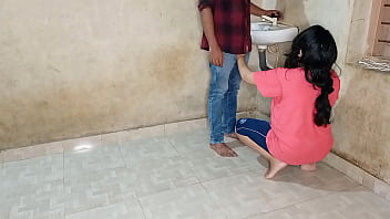 भाभी ने जवान प्लंबर से अपनी गीली चूत की तड़प शांत की! हिंदी में गरमा-गरम सेक्स