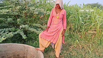 देसी स्टेप बहन अपने छोटे भाई के साथ हिंदी में गंदी-गंदी बातें करते हुए सेक्स का मज़ा ले रही है