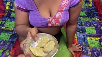 Desi Ladki Ko Momos Khila Kar Oyo Room Mein Chodne Ka Viral Mms, Hindi Audio Ke Saath