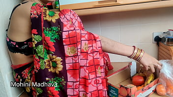 भारतीय देसी फल बेचने वाली औरत सौदेबाजी करते हुए ग्राहक के साथ ज़ोरदार चुदाई करती है हिंदी ऑडियो