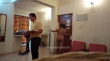 Sizzling Desi Bhabhi Flashes Her Bare Body In A Hotel Room