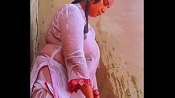 Sultry Indian Bhabhi’s Bare Bosom And Naked Curves