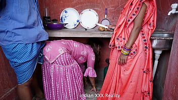 गर्म भारतीय सौतेले परिवार की रसोई में अश्लील मज़ा