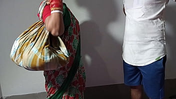 बर्तन बेचने आयी जवान आंटी की चुदाई हुई मजेदार तरीके से