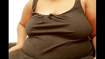 Sultry Bengali Bhabhi’s Alluring Naked Display