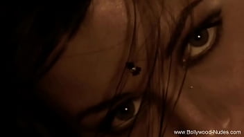 Solo Bollywood Dancer’s Body Moves With Hypnotic Rhythm, Capturing Souls With Every Sensual Sway