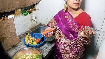 सुबह सुबह किचन में खाना बनाती हुई सेक्सी भाभी को जमकर चोदा