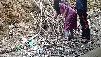 पड़ोस की आंटी ने थोड़ी मदद के बदले मुझे अपने बिस्तर पर लिटाकर चोदा