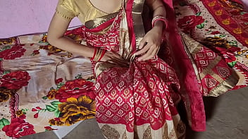 भाभी ने कन्धों से कपड़े उतारते हुए फुसफुसाया – “अभी चोदो मुझे, वरना मेरा पति आ जाएगा”