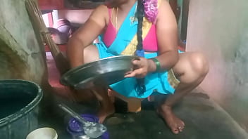 Sultry Indian Auntie Gets Wet And Wild While Scrubbing Her Dishes