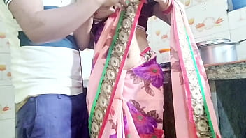 देसी भाभी बर्तन धोते हुए गीली हो रही थी जब उसका देवर आकर बोला – भाभी तुम्हारा गीला चूत मुझे दे दो