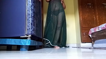 Desi Bhabhi Ki Geeli Chut Mein Ungli Daalkar Pani Nikal Diya