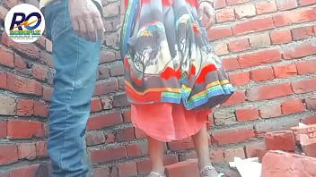 Desi Gaon Ki Aunty Ungli Karte Hue Pakre Jaane Par Chudai Karvai, Saree Utarte Hue Ghori Ki Tarah Bol Rahi Thi Hindi Mein