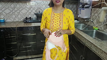 भाभी, रसोई में बर्तन धोते हुए तुम्हारी चूत पानी से भीग रही है, साला आया और बोला – भाभी तुम्हारी गीली चूत चाहिए, दोगी?