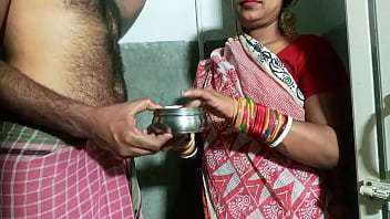 ससुर ने बहू की पीठ पर तेल लगवाकर गेट के पास ही जोरदार चुदाई की