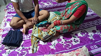 पैसे के लालच में फँसी गरीब कपड़े बेचने वाली लड़की को जबरन चोदा