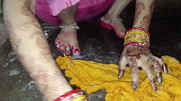 गर्म भाभी बाथरूम में पेशाब करते हुए मचाती है हंगामा
