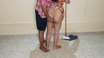 कमरे में झाड़ू लगाती हुई गर्म मालिश वाली बहन को मोटा लंड चूसवाकर जमकर चोदा