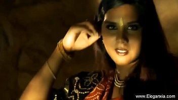 Sensual Bollywood Milf Dancer Moves With Passionate Lust
