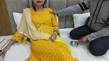 Desi Dost Ki Maa Ki Gori Chut Mein Ungli Daal Kar Uske Chuche Choosne Ka Mazza