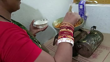 मैड को किचन स्टैंड पर चिकन बनाते हुए जोरदार चोदा