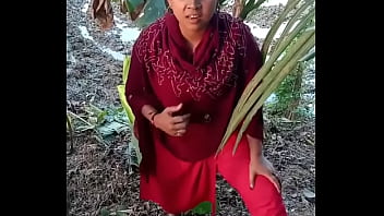 Sultry Bengali Bhabhi’s Steamy Village Seduction