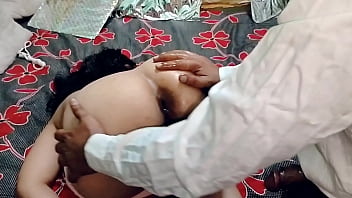 भड़कीली प्रियांशी अपने बॉयफ्रेंड को अपने मोटे गांड में चोदने के लिए उकसा रही है