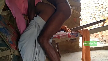 भाभी की तड़प भरा शरीर देवर के कड़े लंड से तृप्त हुआ और उसकी मजबूत पकड़ में बाहर ही घर की चुदाई हुई
