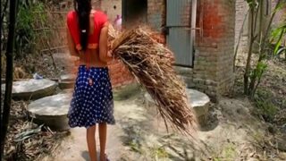 Toilet Tryst: A Bored Housewife Gets Naughty With The Neighbor In Broad Daylight