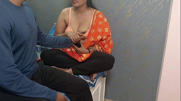 गाँव के दोस्त की सौतेली माँ की गर्मियों की रात, जब घर में सन्नाटा और उसकी अकेली देह थी, देसी हिंदी में गरमाहट भरी आवाज़ों का मिलन