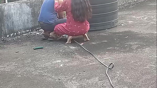 मोटर पंप ठीक करने वाले मैकेनिक ने बिल के बदले लड़के की चूत मारी