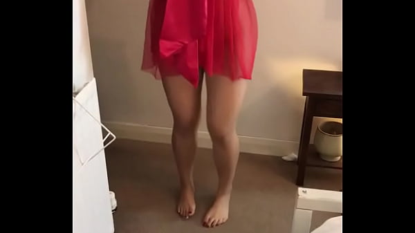 Sizzling Desi Dancer Moves Her Curves