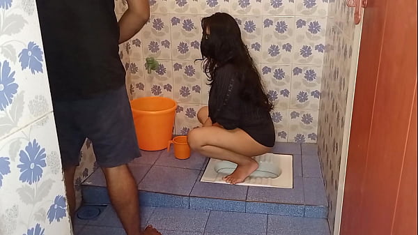 Bathroom Mein Peshab Karte Hue Naukrani Ki Andar Tak Chudai