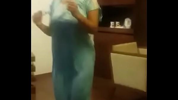 Sizzling Desi Temptress Grinds And Twirls In Seductive Moves
