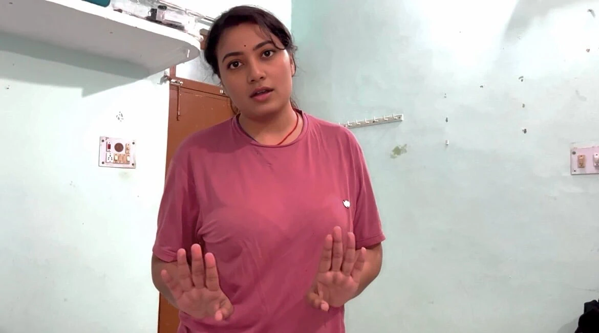 Chị Gái Tôi Tức Giận, Chúng Tôi Chia Sẻ Giường đơn, Cả đêm đầy âm Thanh Tiếng Hindi