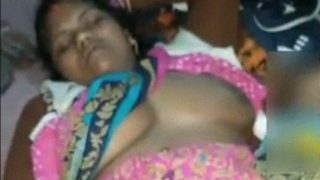 Desi Bhabhi In Saree Fingering Her Wet Pussy