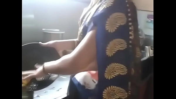 Sultry Desi Aunty’s Curvy Hips And Tempting Navel