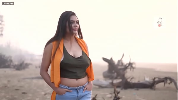 Sultry Desi Babe’s Steamy Photo Session