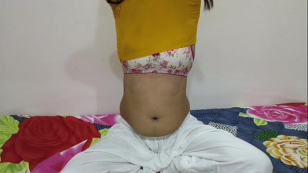 भारतीय सौतेली बहन ने अपने सौतेले भाई को चोदकर उसकी पहली सेक्सुअल अनुभव में मदद की और उपहार की व्यवस्था की