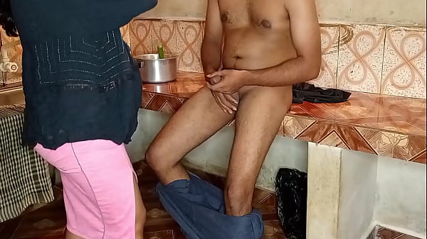 साहब, पहले खाना बनाऊं, फिर आप मुझे बिस्तर पर चट कर लें