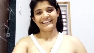 Desi Girl Kamal Flaunts Her Curves