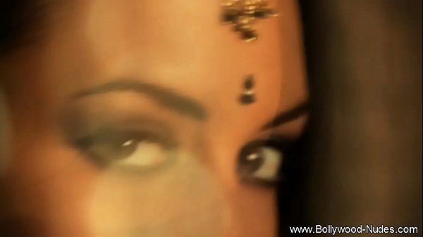 Sensual And Mature Indian Beauty