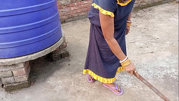 बंगाली भाभी का छत के कमरे में झाड़ू निकालते हुए जबरदस्त मज़ा