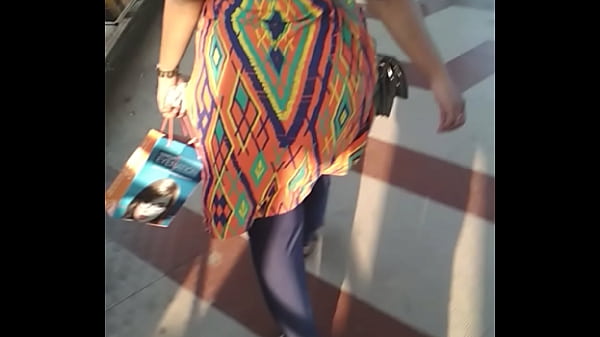 Big Indian Aunty’s Thick Ass Swaying With Every Step